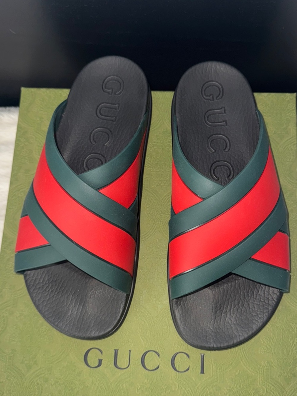 Gucci Men’s Criss Cross Rubber Slide Sandals 8 - Picture 5 of 12